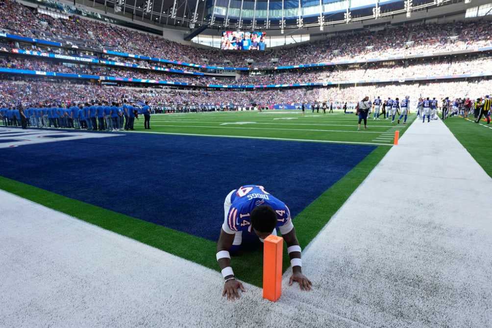 Stefon Diggs de los Bills se inclina en la zona de touchdown en el Estadio Tottenham