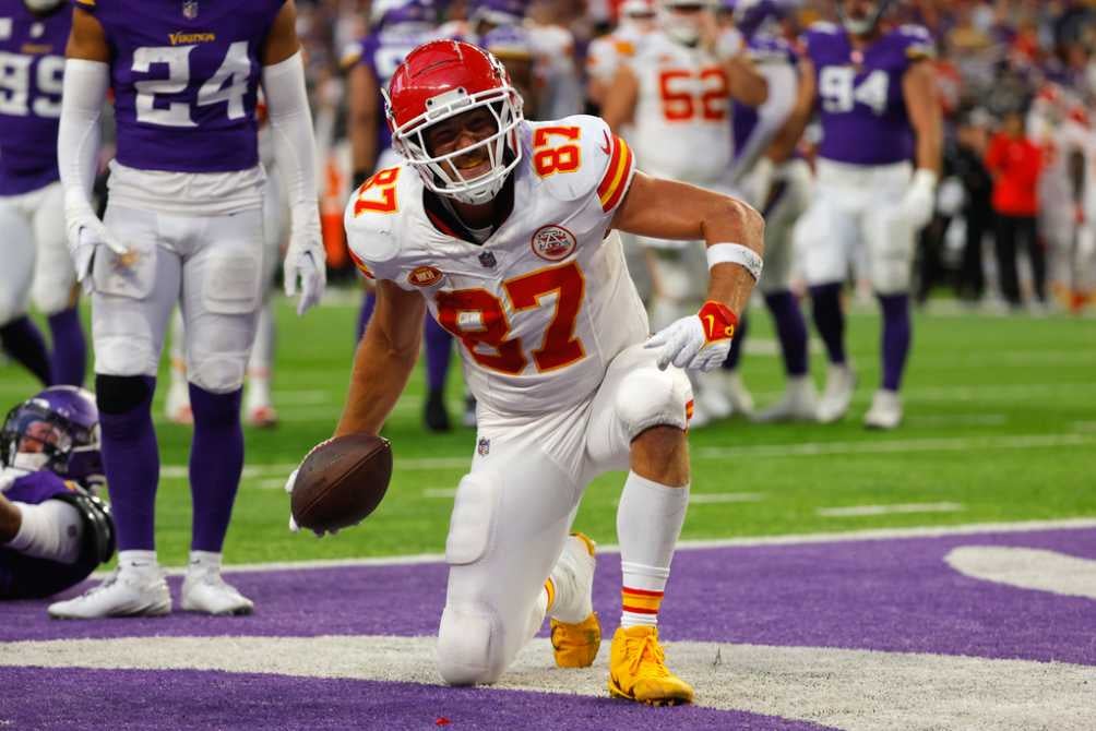 Travis Kelce celebra durante el juego en Minnesota, antes de su lesión