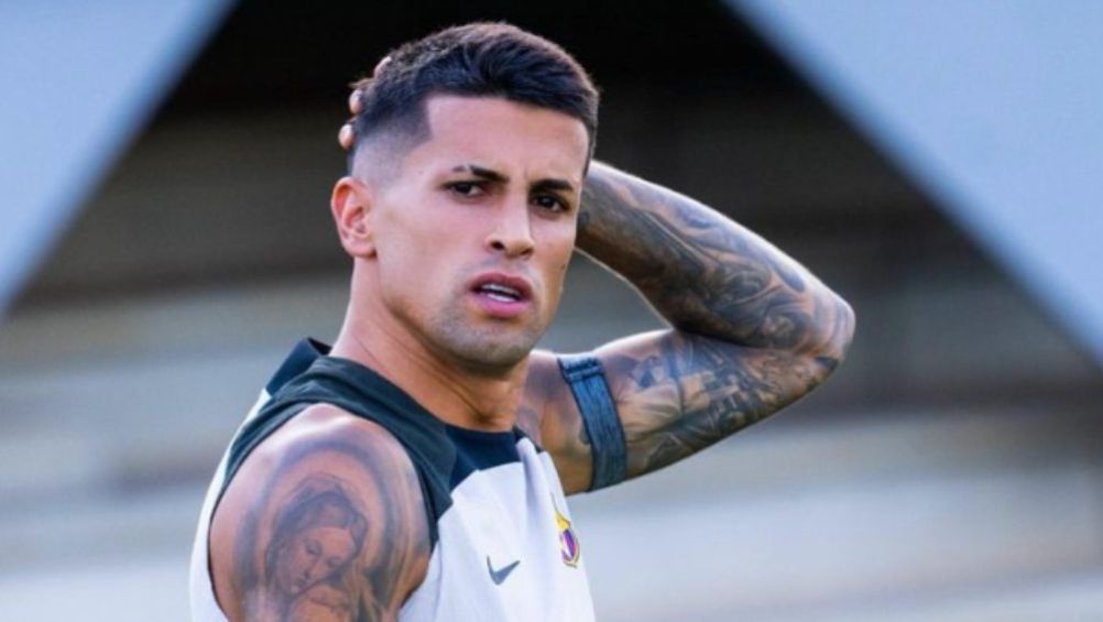 Joao Cancelo se molesta con aficionados que le pidieron una foto: 'Rápido, rápido'