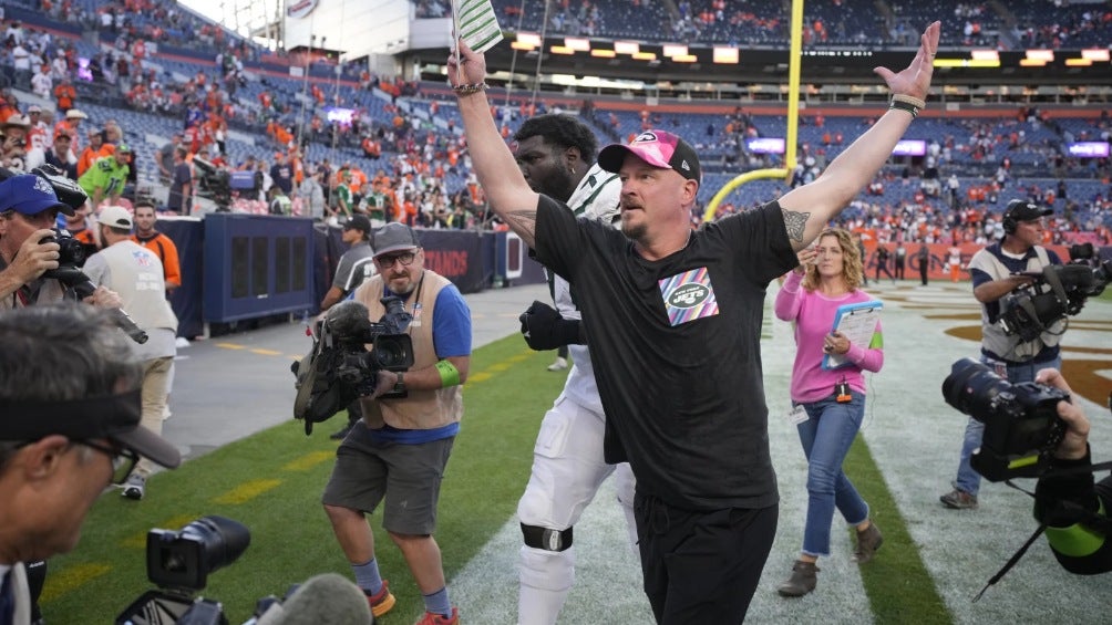 Nathaniel Hackett celebrando la victoria de los Jets 