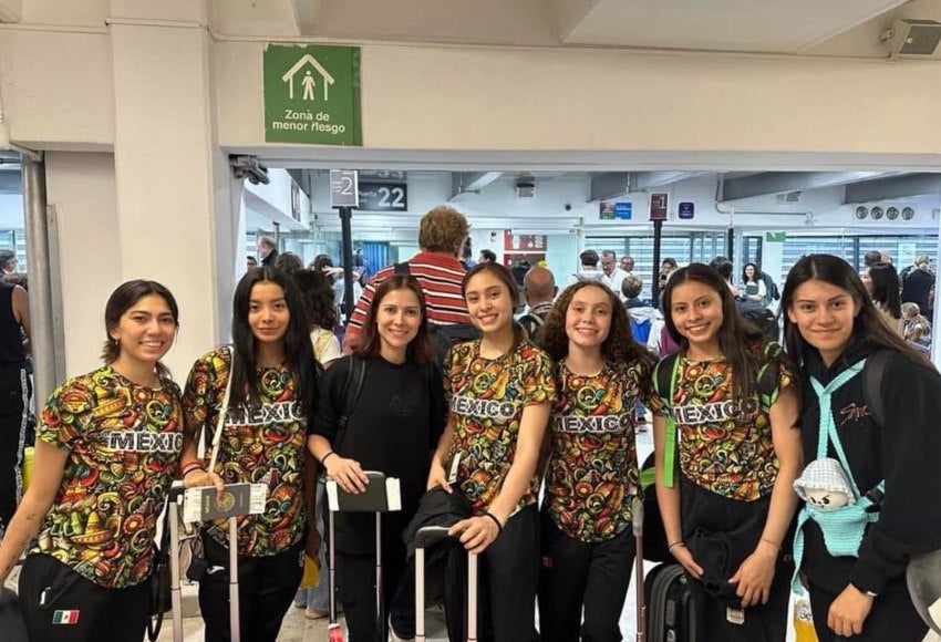 Las deportistas mexicanas antes de tomar su vuelo 