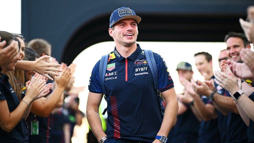 Max Verstappen enseña una foto de bebé con ropa de Ferrari