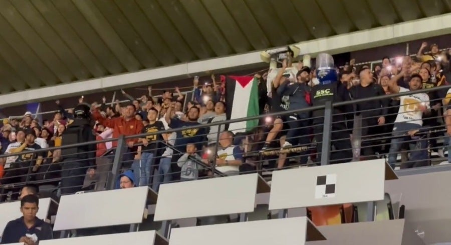 Aficionado llevó una bandera de Palestina al Estadio Azteca