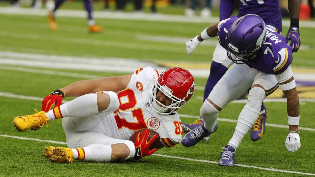 Travis Kelce sufrió una lesión en el partido ante Minnesota