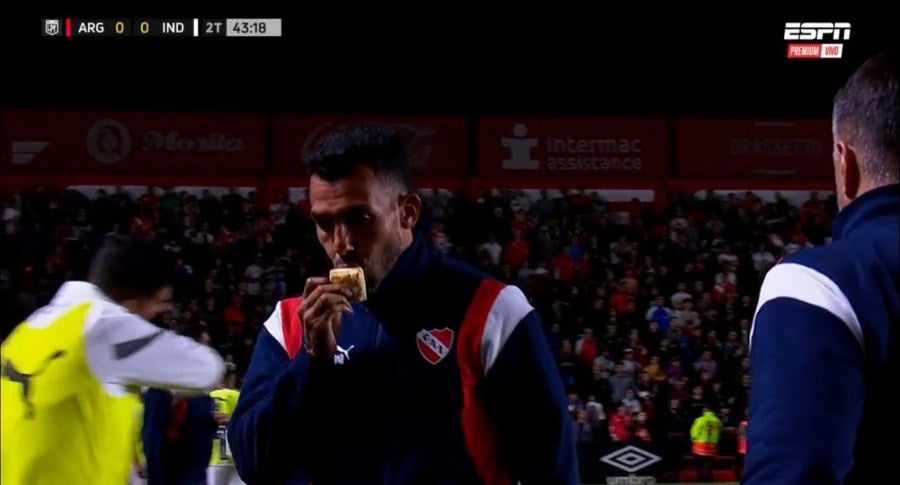 Carlos Tévez besó el pan