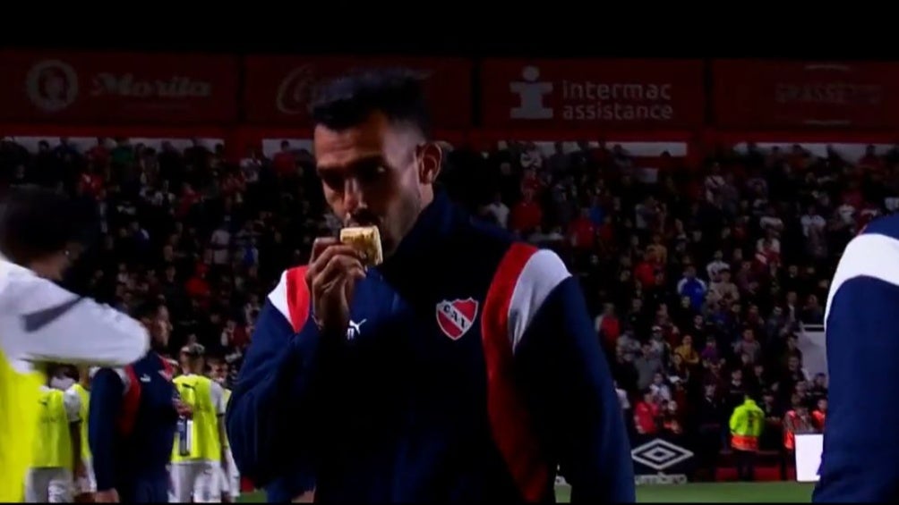 Carlos Tévez besa pan que le tiran desde la grada en duelo de Independiente