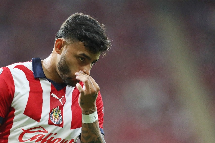 Alexis Vega en un partido con las Chivas