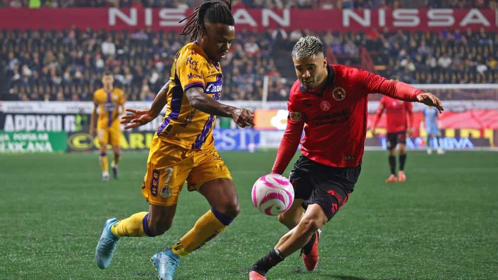 Jhon Murillo y Nico Díaz durante el partido en el Estadio Caliente