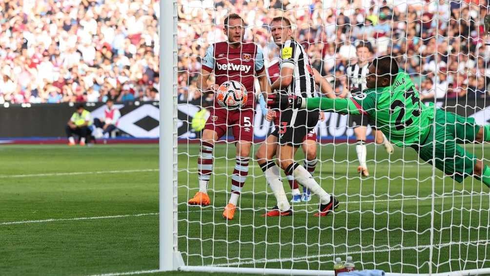 El guardameta francés en acción contra el Newcastle