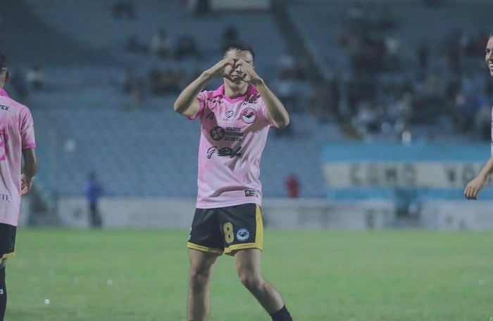 Mauricio Lozano celebrando su gol 