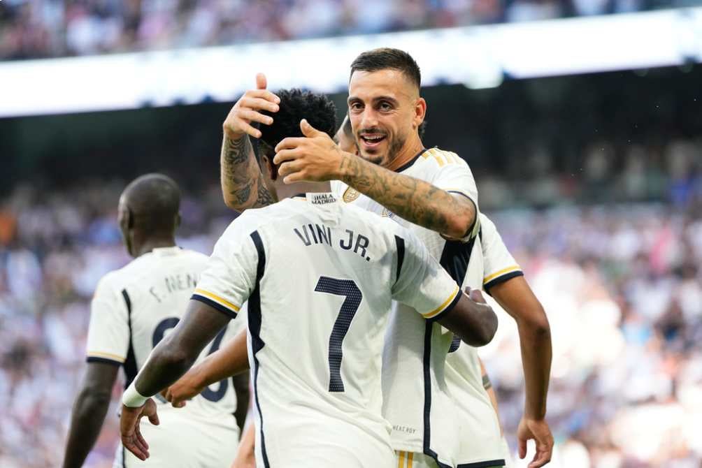 Joselu y Vinicius Jr. celebran el gol del español 