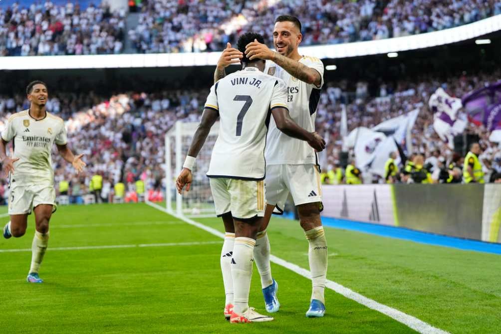 Vinicus y Joselu en festejo de gol contra el Osasuna