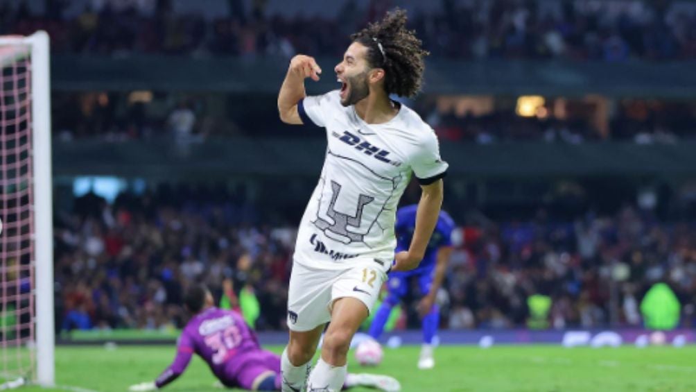 César Huerta tras marcar en el Estadio Azteca