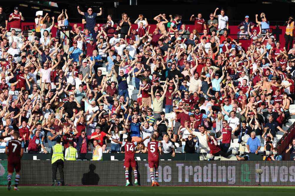 Jugadores del West Ham celebran en el empate ante Newcastle