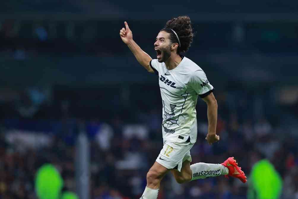 Huerta en celebración de gol con los Pumas