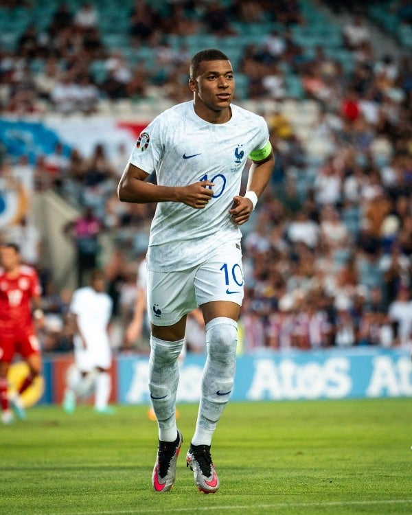 Mbappé jugando con la Selección de Francia 