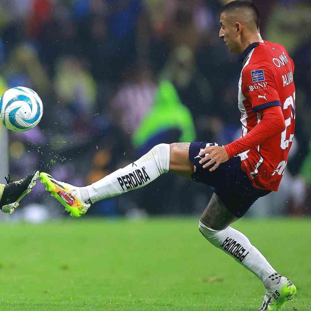 Alvarado lució los botines en el pasado Clásico Nacional