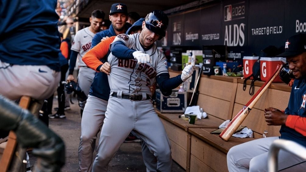 Astros celebran en el dugout