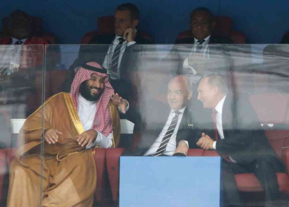 El príncipe heredero de Arabia Saudí Mohammed bin Salman, con Gianni Infantino y Vladimir Putin