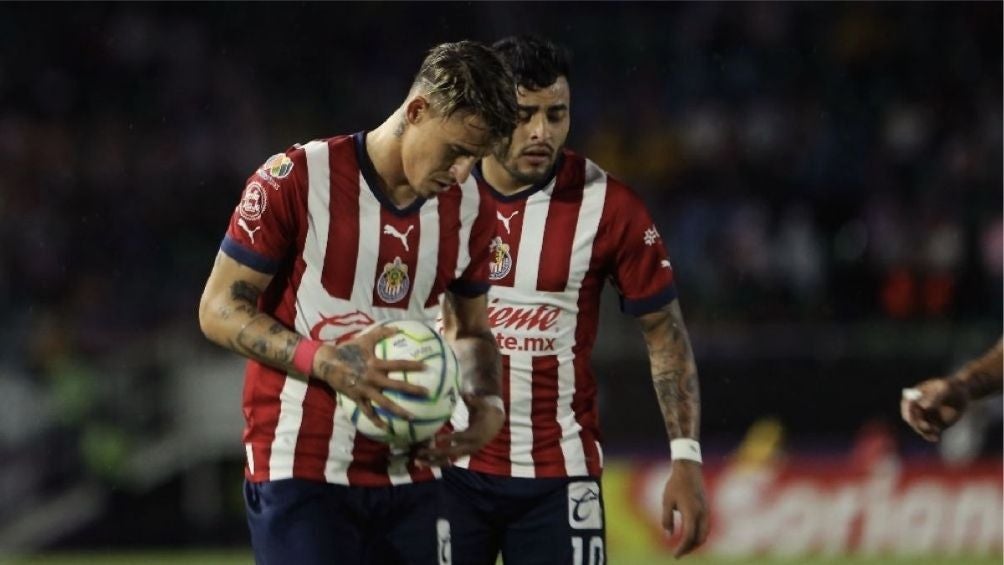 Chicote y Alexis Vega en un partido de Chivas