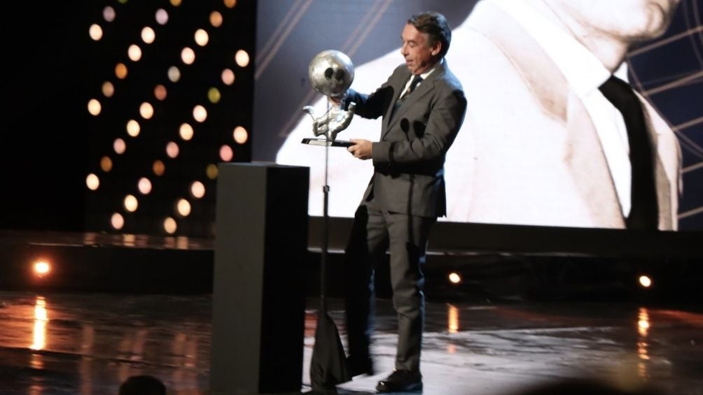 Emilio Azcárraga recibiendo el premio en honor a su padre