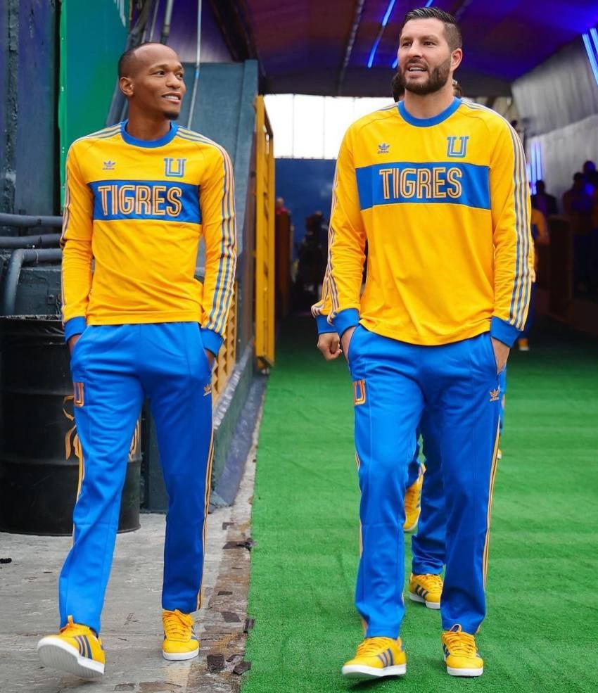 Quiñones y Gignac con el conjunto de prendas