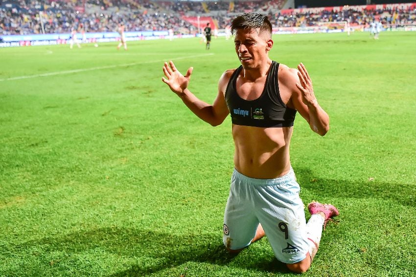 Ángel Sepúlveda celebrando su triplete con Cruz Azul ante Necaxa