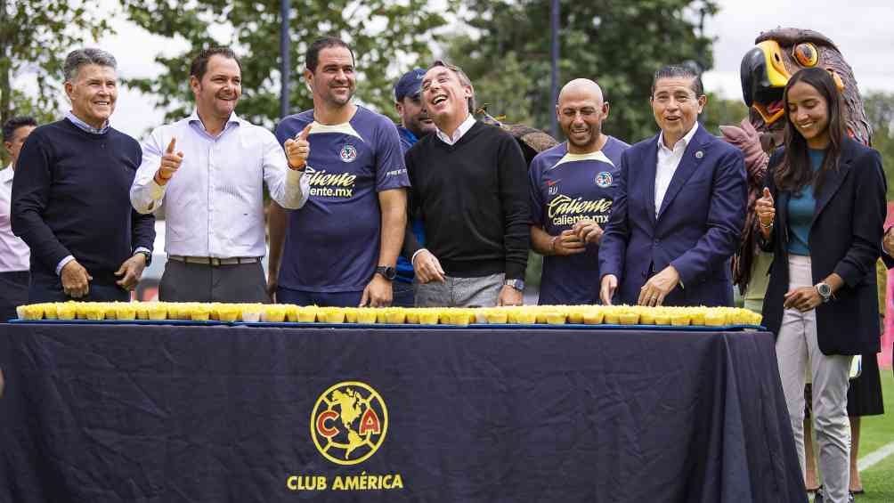 Directivos de las Águilas durante la colocación de la primera piedra de la casa club femenil