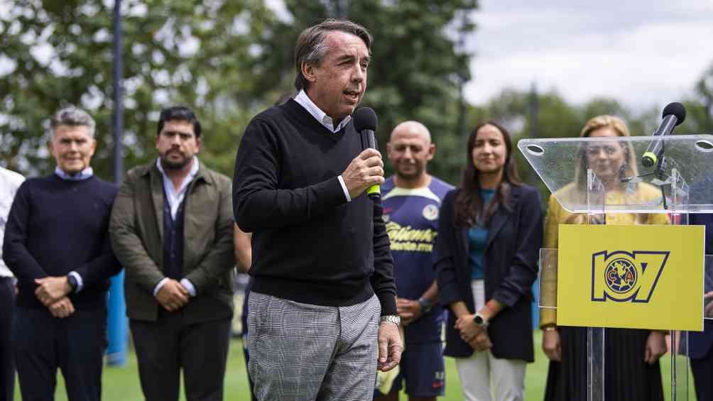 Azcárraga durante la colocación de la primera piedra de la casa club del equipo femenil