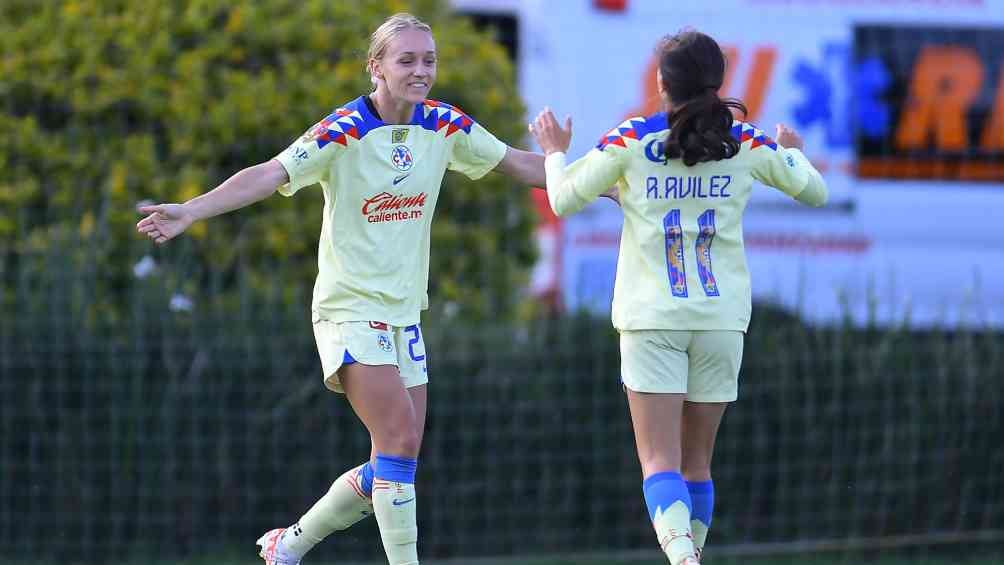 Sarah Luebbert y Aylin Avilés en festejo de gol ante Necaxa