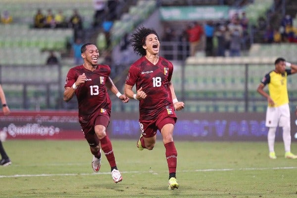 Eduard Bello celebrando su gol con Venezuela 