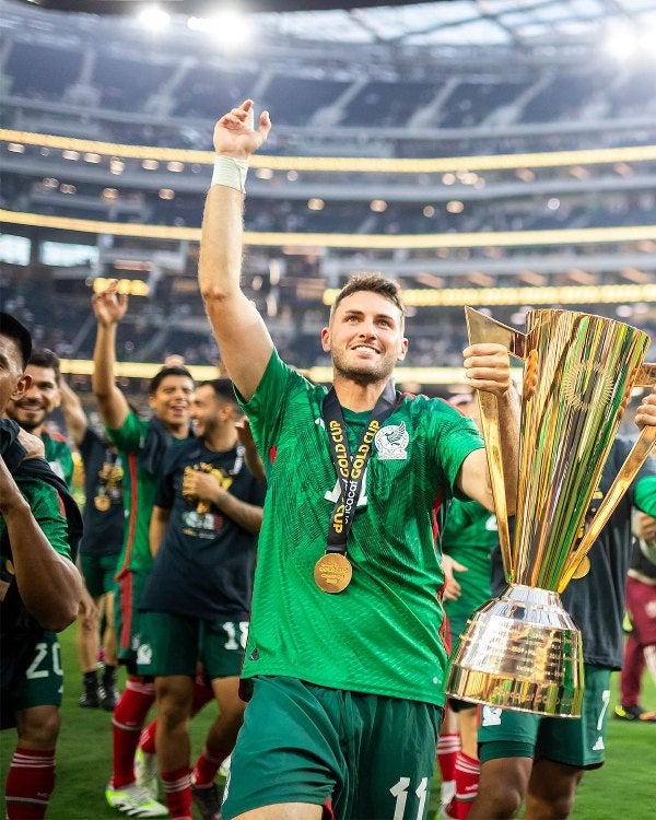 Santiago celebrando la Copa Oro 