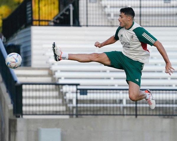 Raúl Jiménez durante el entrenamiento 