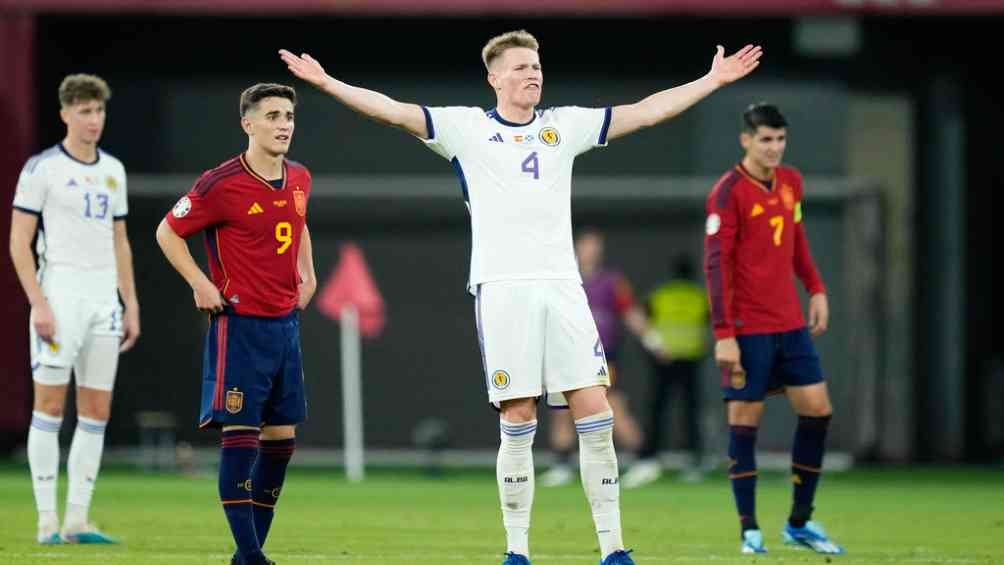 McTominay en reclamos por el gol anulado a Escocia