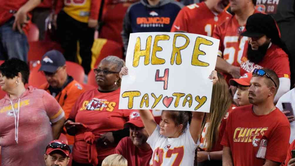 Una pequeña aficionada de Taylor Swift y los Chiefs de Kansas City