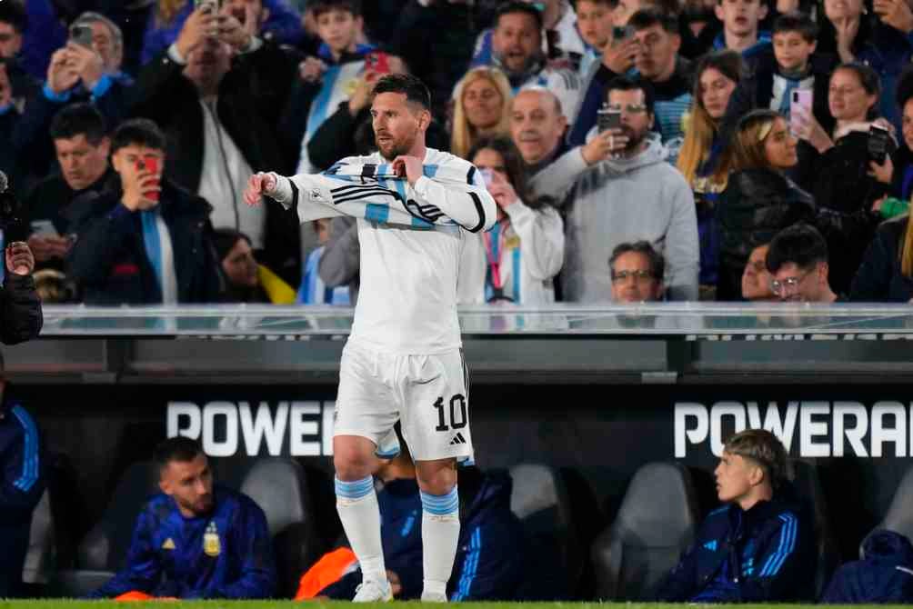 Messi preparándose para ingresar al partido ante Paraguay