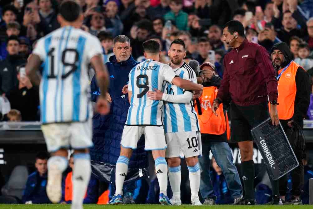 Julián Álvarez fue quien dejó su lugar para el ingreso de Messi