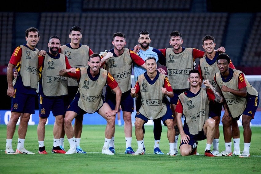 España en entrenamiento previo al juego ante Escocia