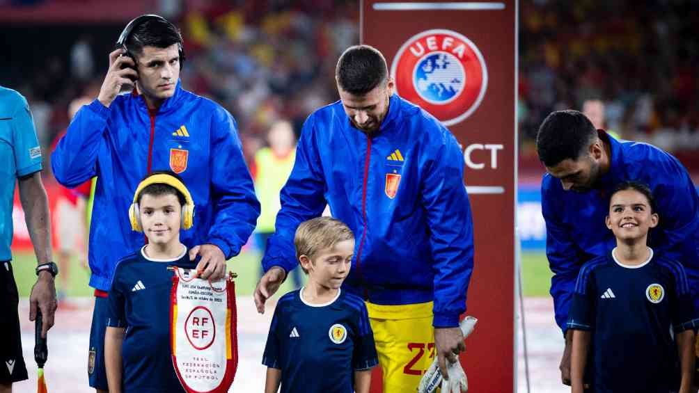 Jugadores de España se solidarizan con niños con autismo en juego ante Escocia