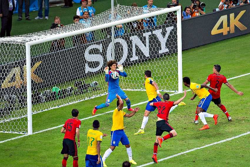 Memo Ochoa en el duelo ante Brasil del Mundial de 2014