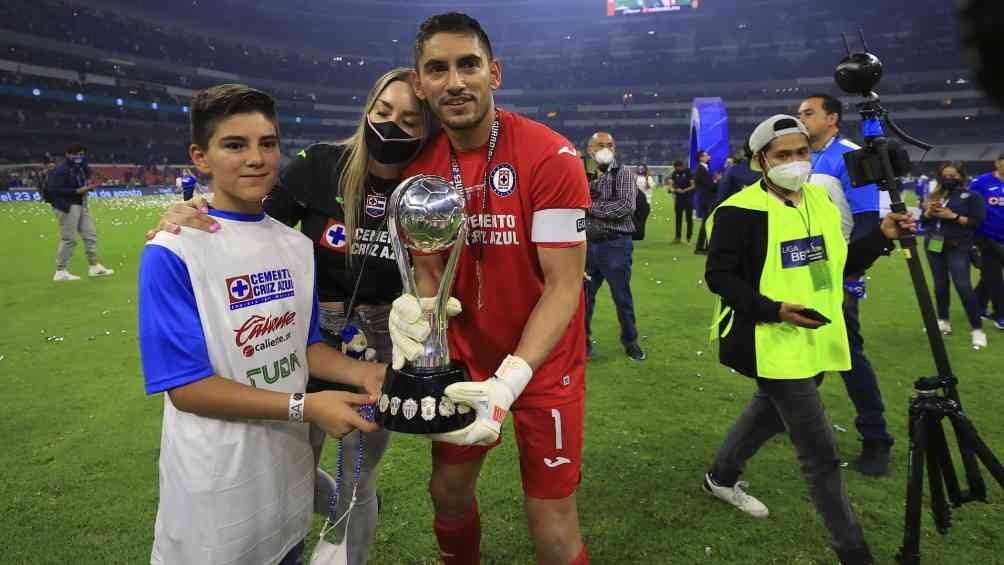 Corona y su familia tras el título obtenido en el Guardianes 2021