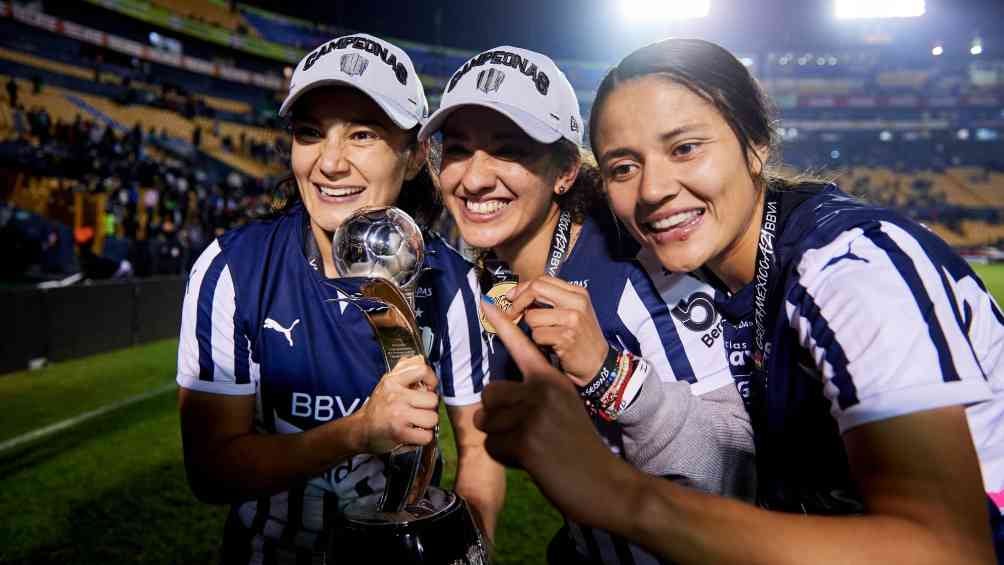 Eva con Desireé Monsiváis y Rebeca Bernal tras el título del Apertura 2023