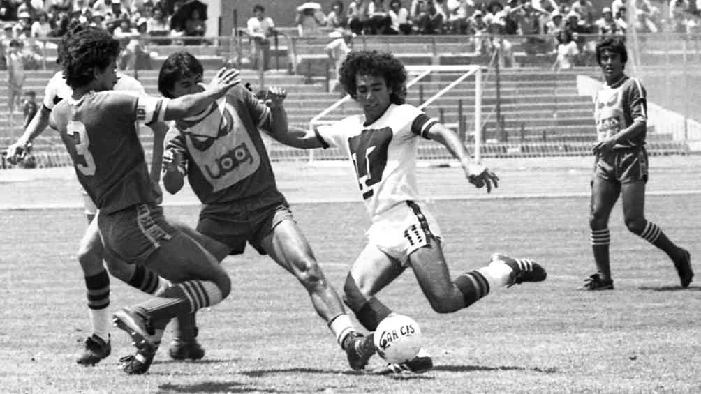 Hugo Sánchez durante un partido entre Pumas y la UAG en 1980