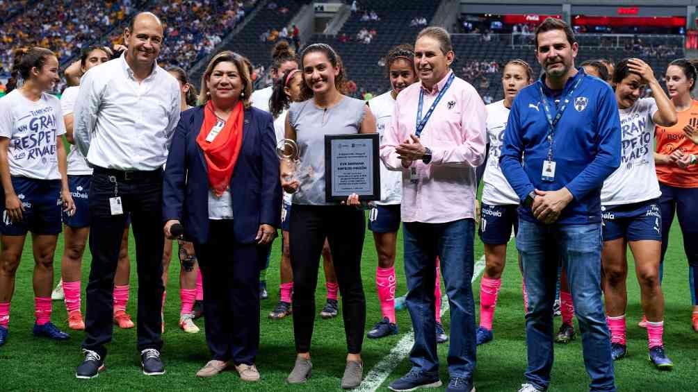 Eva cuando recibió un reconocimiento por parte del Instituto Estatal de la Mujer