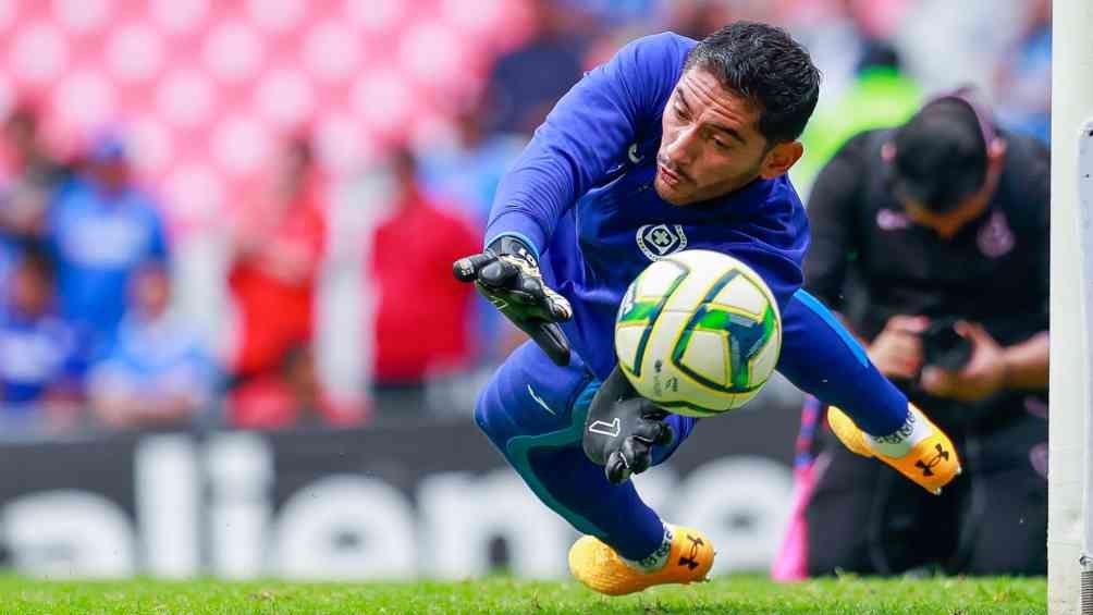 Corona durante un calentamiento con Cruz Azul