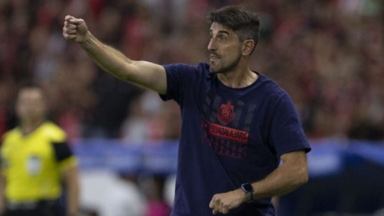 Veljko Paunovic dando instrucciones con Chivas 