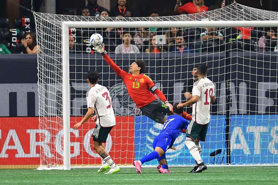 Memo Ochoa se mantiene en buen nivel