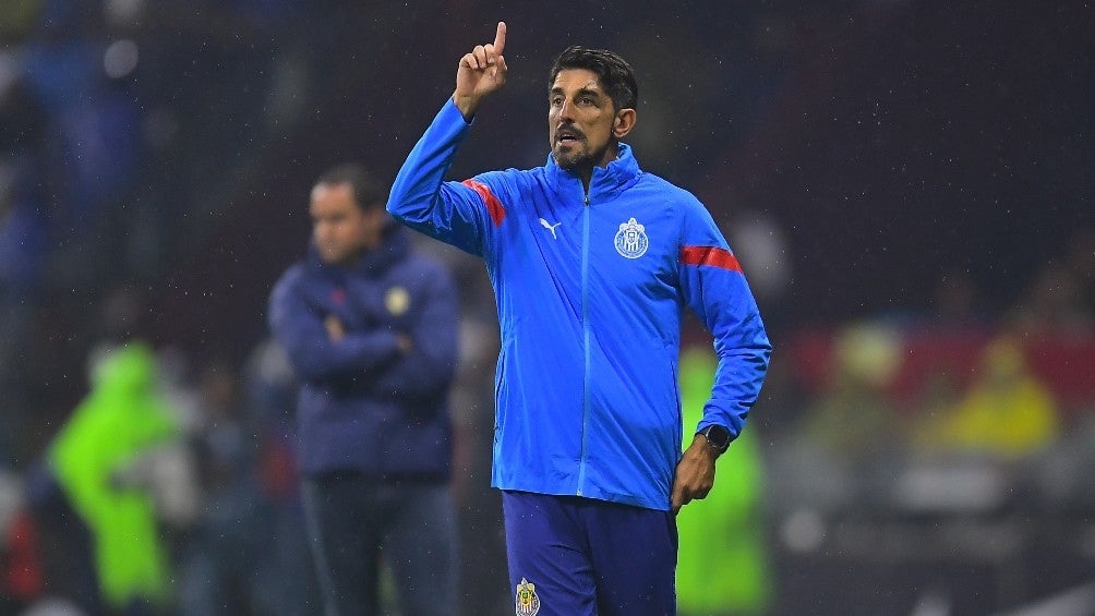 Veljko Paunovic dando instrucciones con las Chivas