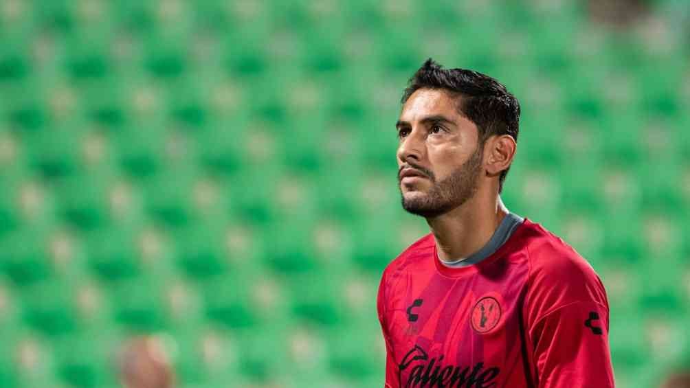 'Chuy' en calentamiento previo al juego entre Xolos y Santos