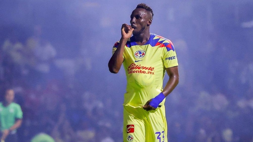 Julián Quiñones celebrando su gol 